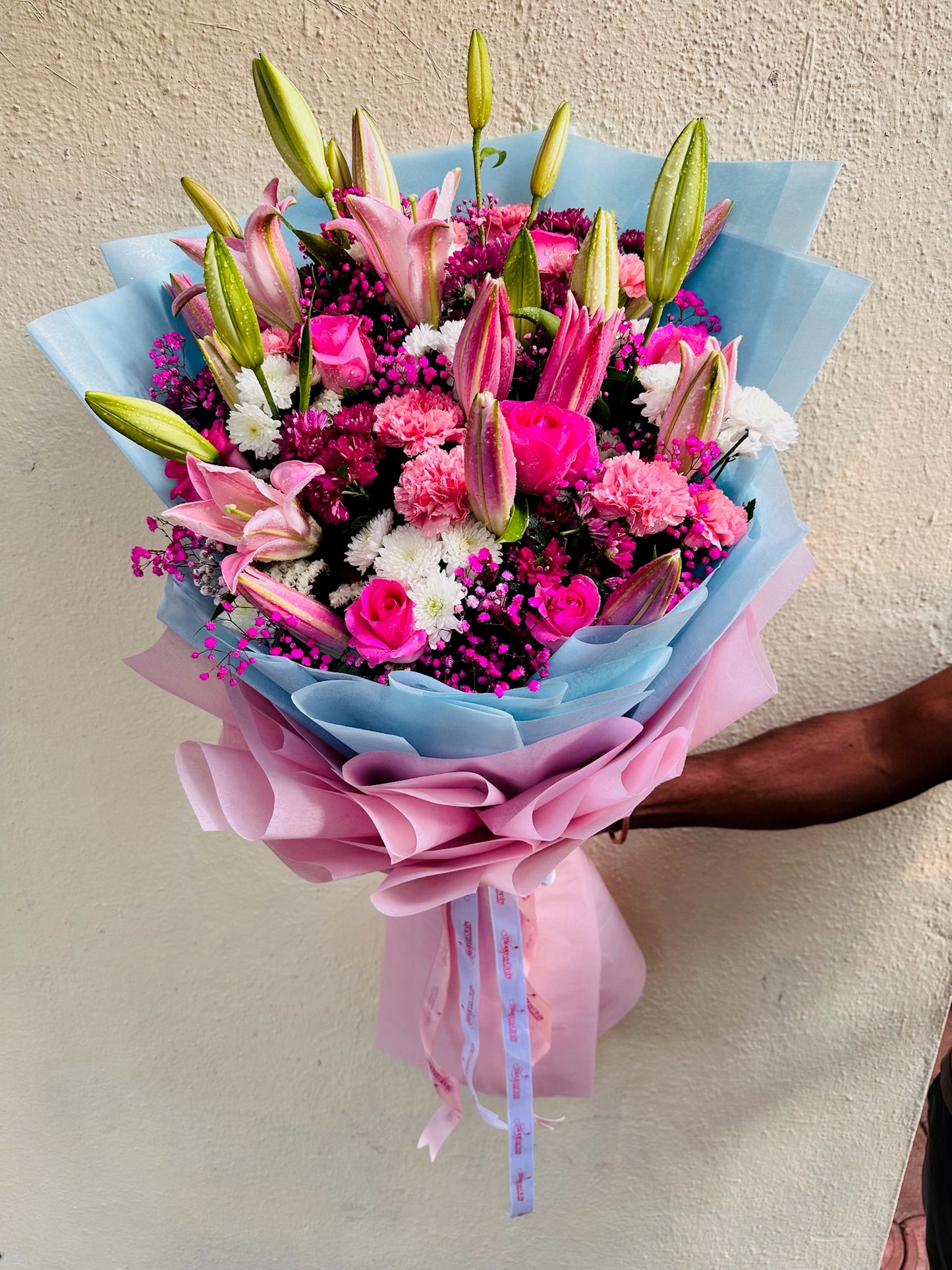 Mix flowers hand bunch by BloomOnly who is a premium number 1 florist in pune that delivers same day