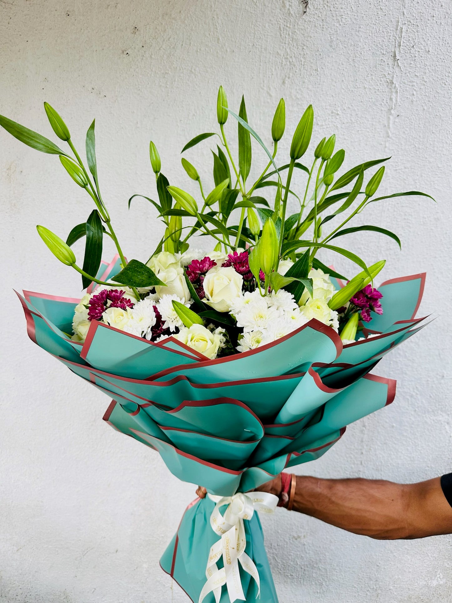 Mix flowers hand bunch by BloomOnly who is a premium number 1 florist in pune that delivers same day