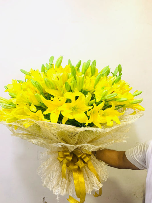 Aishtic Yellow Lily hand bouquet by BloomsOnly, Pune's number 1 flower delivery website