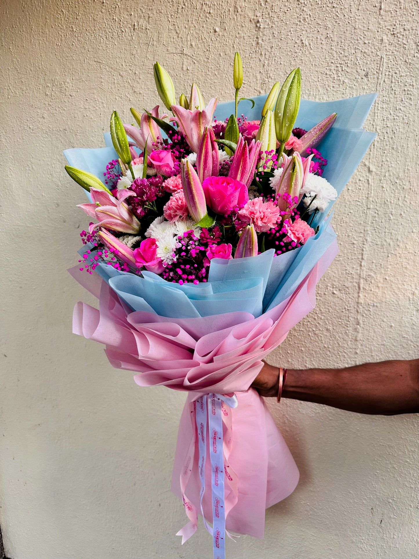 Mix flowers hand bunch by BloomOnly who is a premium number 1 florist in pune that delivers same day