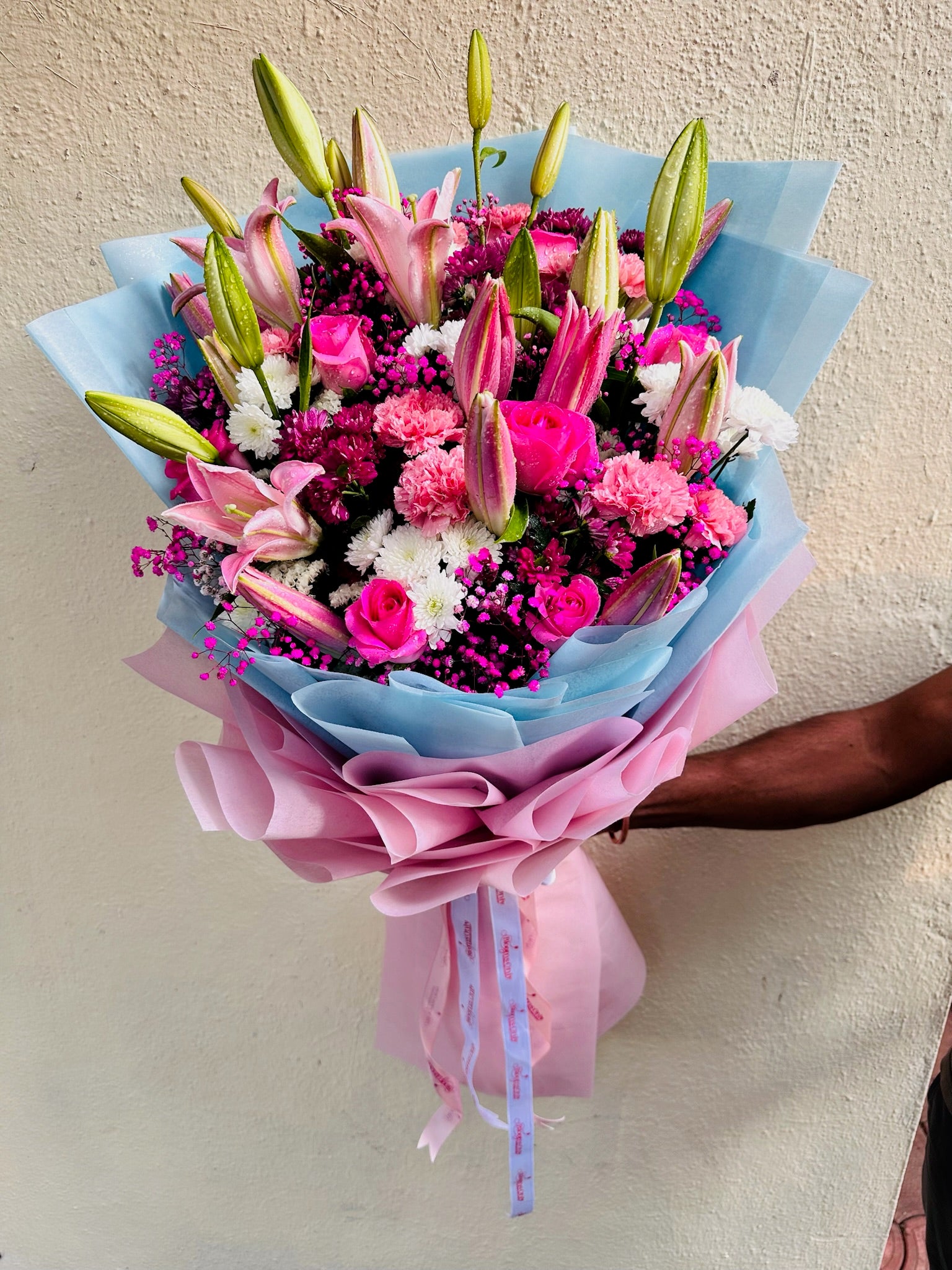 Mix flowers hand bunch by BloomOnly who is a premium number 1 florist in pune that delivers same day