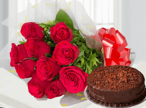 Cake with Red Roses